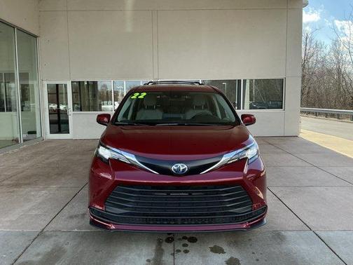 2022 Toyota Sienna LE