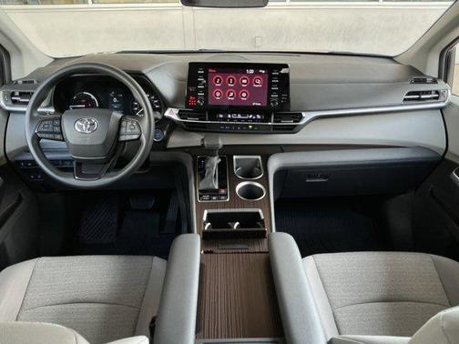 2022 Toyota Sienna LE