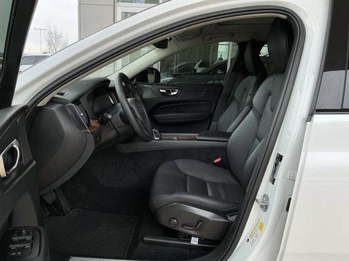 2023 Volvo XC60 B5 Plus Dark Theme