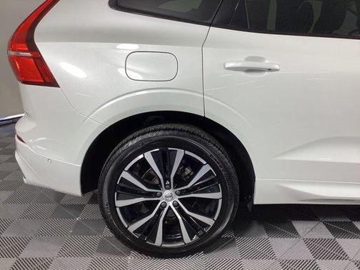 2023 Volvo XC60 B5 Plus Dark Theme