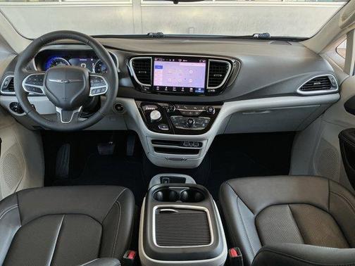 2024 Chrysler Pacifica Touring-L