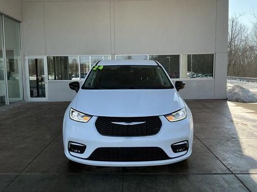 2024 Chrysler Pacifica Touring-L