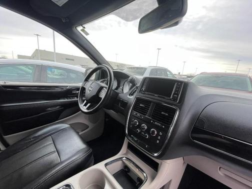 Black Onyx Crystal Pearlcoat 2019 Dodge Grand Caravan SXT
