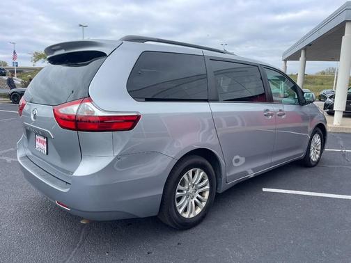 2016 Toyota Sienna XLE