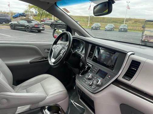2016 Toyota Sienna XLE