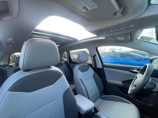 Deep Black Pearl 2023 Volkswagen Taos 1.5T SE