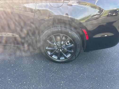 Brilliant Black Crystal Pearlcoat 2021 Chrysler Pacifica Limited