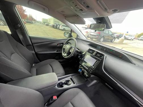 2022 Toyota Prius LE