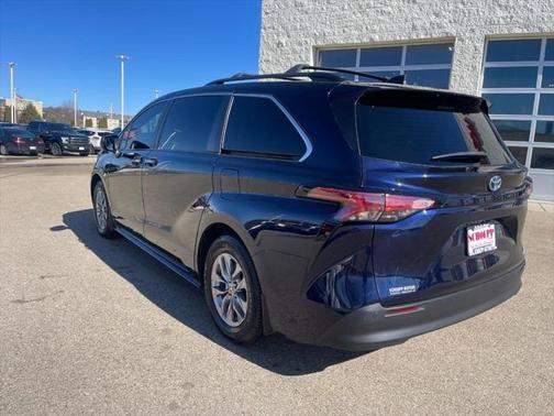 2021 Toyota Sienna XLE 8 Passenger