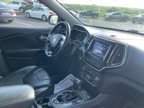 Pearl White Pearlcoat 2019 Jeep Cherokee Altitude