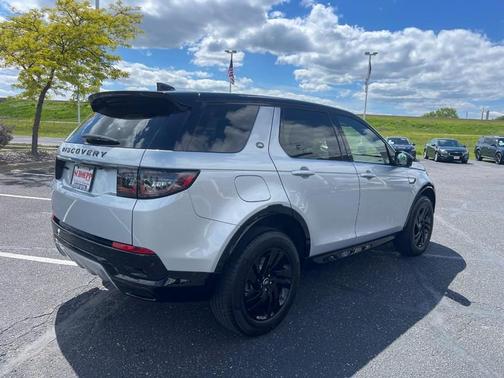 Silicon Silver Premium Metallic 2024 Land Rover Discovery Sport Dynamic SE