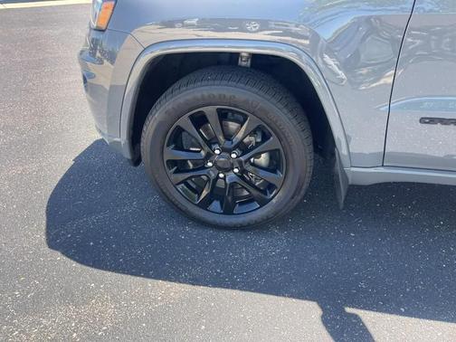 Sting-Gray Clearcoat 2022 Jeep Grand Cherokee Laredo