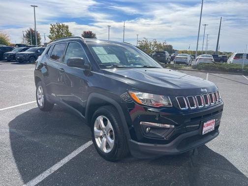 Diamond Black Crystal Pearlcoat 2018 Jeep Compass Latitude