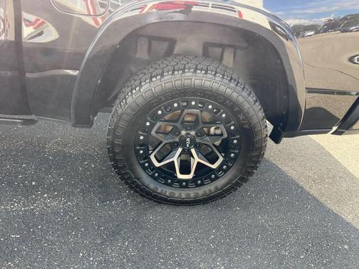 Diamond Black Crystal Pearlcoat 2022 RAM 1500 Limited