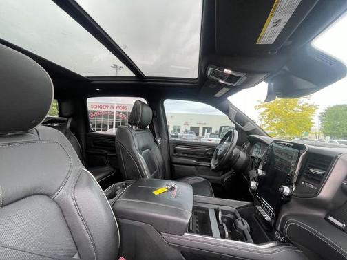 Diamond Black Crystal Pearlcoat 2022 RAM 1500 Limited