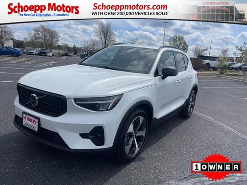 Crystal White Metallic 2023 Volvo XC40 B5 Plus Dark Theme