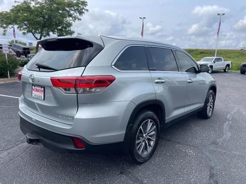 Celestial Silver Metallic 2019 Toyota Highlander XLE