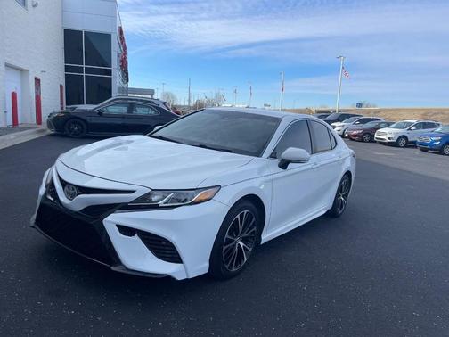 Super White 2018 Toyota Camry SE
