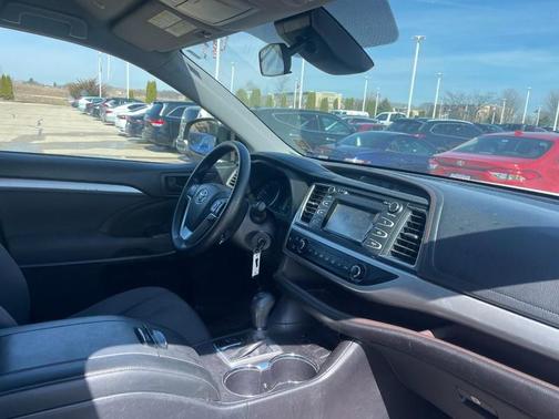 Blizzard Pearl 2019 Toyota Highlander LE