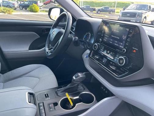 Midnight Black Metallic 2021 Toyota Highlander Hybrid LE