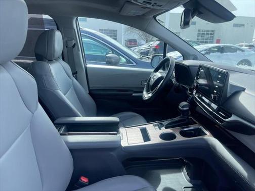 2022 Toyota Sienna XLE 8 Passenger