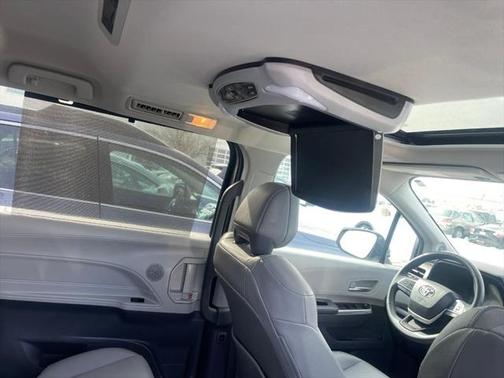 2022 Toyota Sienna XLE 8 Passenger