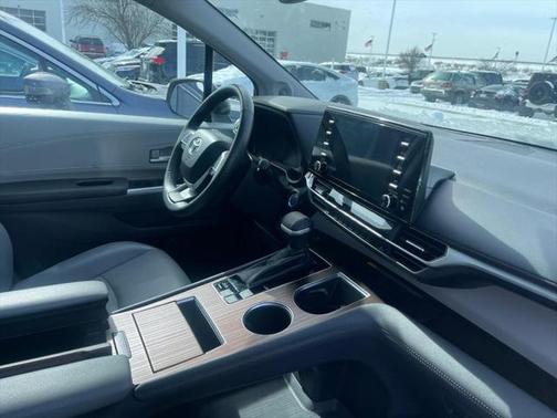 2022 Toyota Sienna XLE 8 Passenger