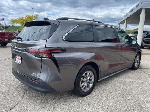 2022 Toyota Sienna XLE 8 Passenger