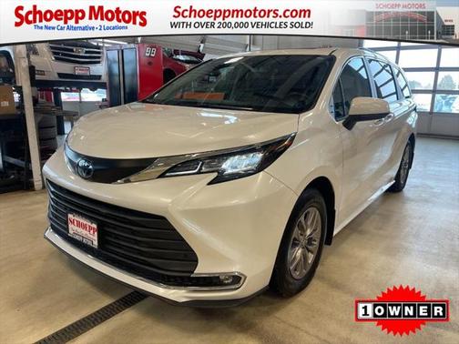2022 Toyota Sienna XLE 8 Passenger