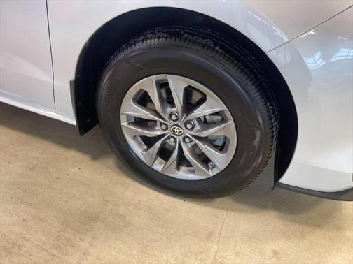 2022 Toyota Sienna XLE 8 Passenger