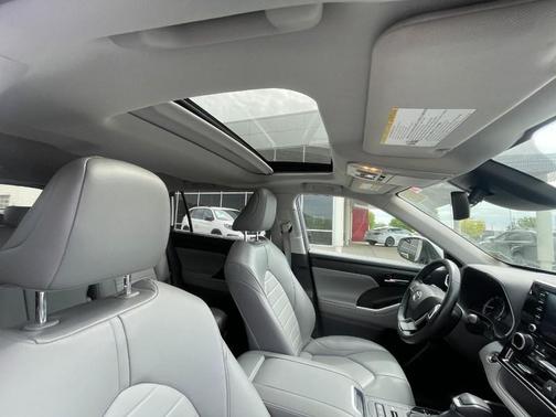 Wind Chill Pearl 2022 Toyota Highlander XLE