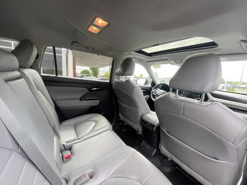 Wind Chill Pearl 2022 Toyota Highlander XLE