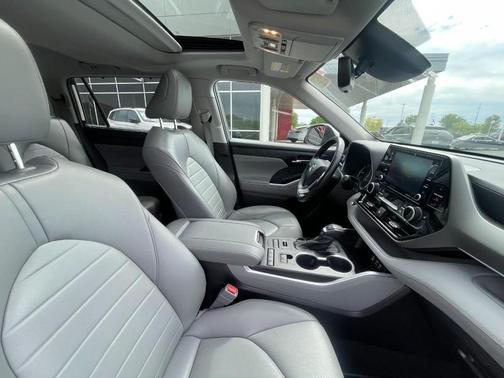 Wind Chill Pearl 2022 Toyota Highlander XLE