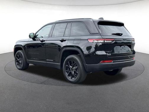 Diamond Black Crystal Pearlcoat 2025 Jeep Grand Cherokee Altitude
