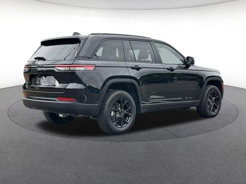 Diamond Black Crystal Pearlcoat 2025 Jeep Grand Cherokee Altitude