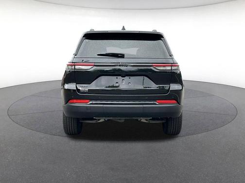 Diamond Black Crystal Pearlcoat 2025 Jeep Grand Cherokee Altitude