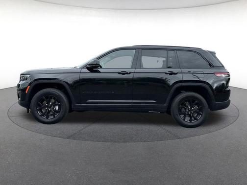 Diamond Black Crystal Pearlcoat 2025 Jeep Grand Cherokee Altitude