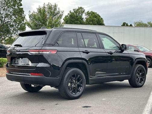 Diamond Black Crystal Pearlcoat 2025 Jeep Grand Cherokee Altitude