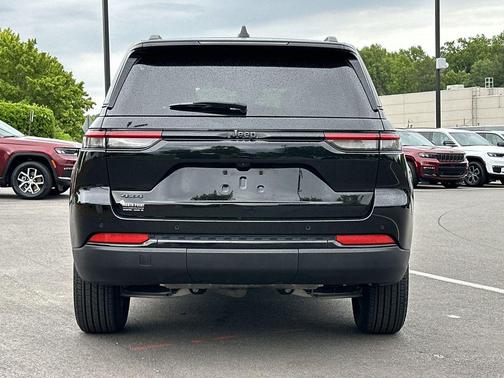 Diamond Black Crystal Pearlcoat 2025 Jeep Grand Cherokee Altitude