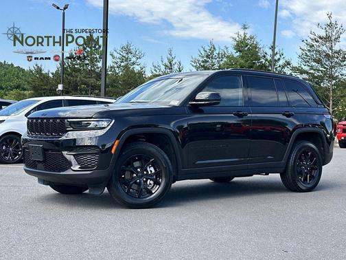 Diamond Black Crystal Pearlcoat 2025 Jeep Grand Cherokee Altitude