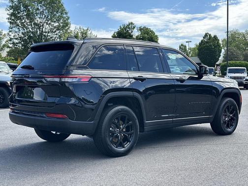 Diamond Black Crystal Pearlcoat 2025 Jeep Grand Cherokee Altitude