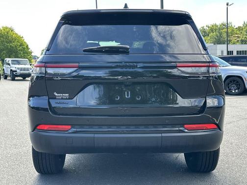 Diamond Black Crystal Pearlcoat 2025 Jeep Grand Cherokee Altitude