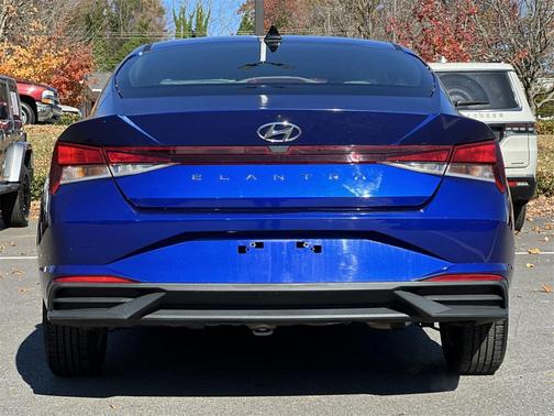 2022 Hyundai ELANTRA SE