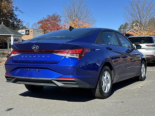 2022 Hyundai ELANTRA SE