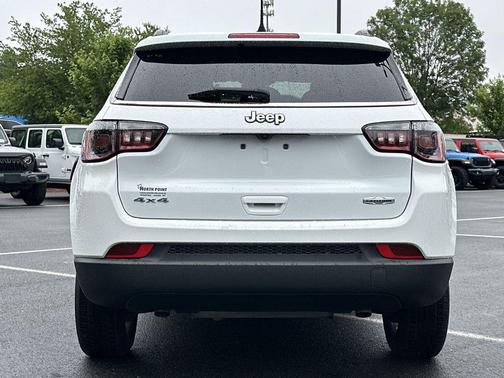 Bright White Clearcoat 2024 Jeep Compass Latitude