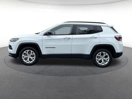 Bright White Clearcoat 2024 Jeep Compass Latitude