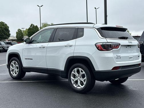 Bright White Clearcoat 2024 Jeep Compass Latitude