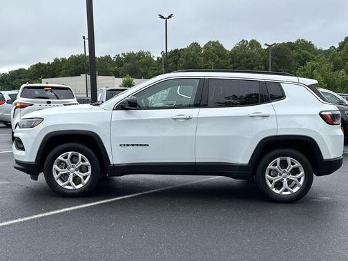 Bright White Clearcoat 2024 Jeep Compass Latitude