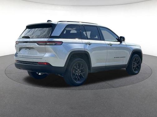 Silver Zynith 2025 Jeep Grand Cherokee Altitude