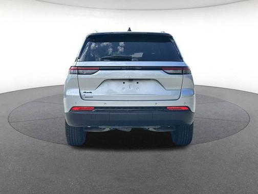 Silver Zynith 2025 Jeep Grand Cherokee Altitude